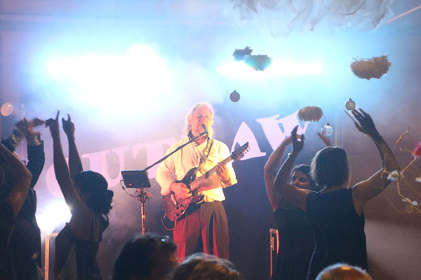 Chanteur Guitariste vous offre l'animation et entertainment pour votre Mariage, Vin d'Honneur, Anniversaire ou autre événement.  